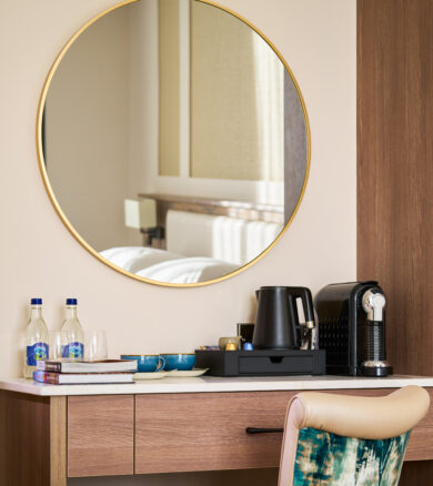 Room Desk & Mirror 4500px