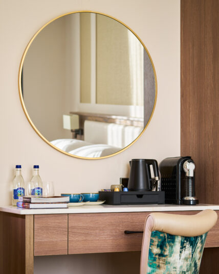 Room Desk & Mirror 4500px